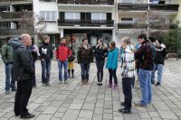 DI Hundegger von der HTL Saalfelden mit seinen Schüler/innen bei der Besichtigung des Dorfplatzes